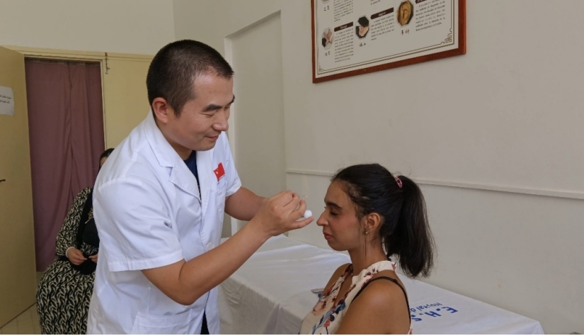 中國(guó)醫(yī)生為患者針灸治療。中國(guó)援阿爾及利亞醫(yī)療隊(duì)供圖