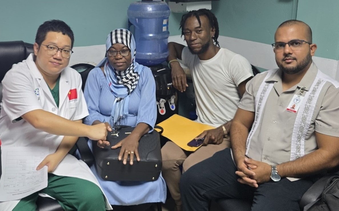 第20期中國(guó)援圭亞那醫(yī)療隊(duì)成員與患者及其家屬合影。第20期中國(guó)援圭亞那醫(yī)療隊(duì)供圖