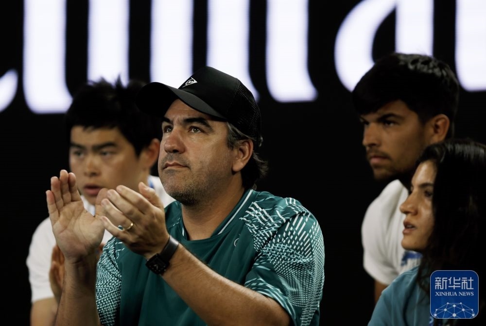 ↑鄭欽文的教練丹特·博蒂尼（中）在場(chǎng)邊觀賽。新華社記者 馬平 攝