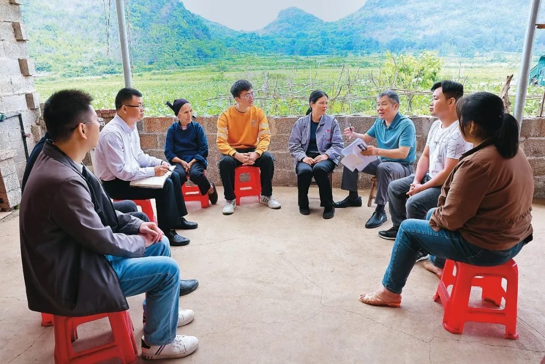 △法學(xué)會(huì)法律咨詢專家等入戶走訪、調(diào)解糾紛。