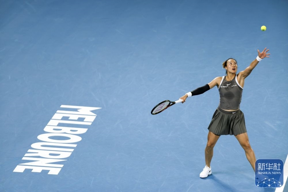 ↑鄭欽文在比賽中發(fā)球。新華社記者 馬平 攝