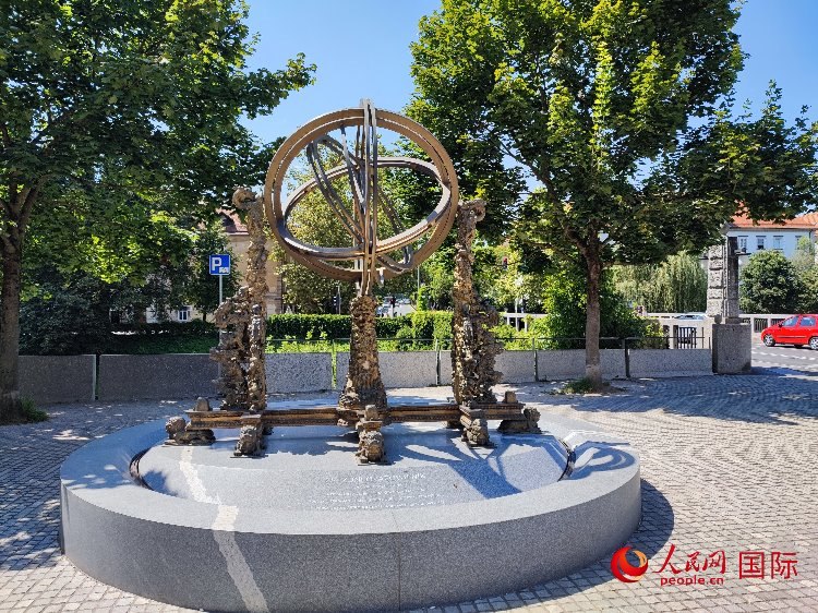 位于盧布爾雅那古城中心河畔的中斯友好紀念碑。人民網(wǎng)記者 謝亞宏攝