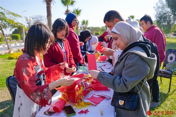 學生們踴躍參與中國文化體驗活動。人民網(wǎng) 塔里克·易卜拉欣攝