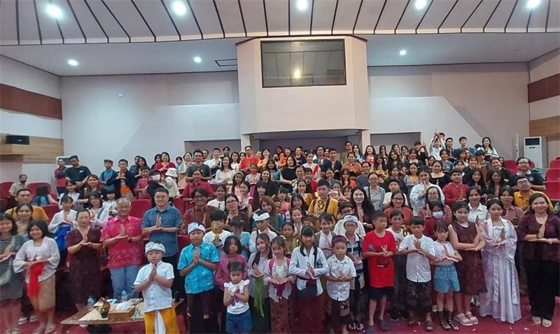 出席活動的師生與嘉賓合影。巴陵康孔子學院供圖