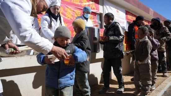 1月14日，廚師們正在給前來用餐的小朋友們打飯。新華社記者 邱星翔 攝