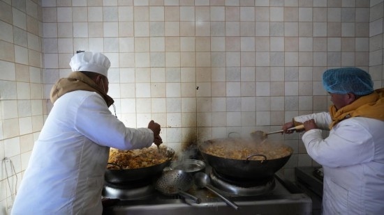 1月14日，服務隊的兩名廚師正在為村民們做午飯。新華社記者 邱星翔 攝