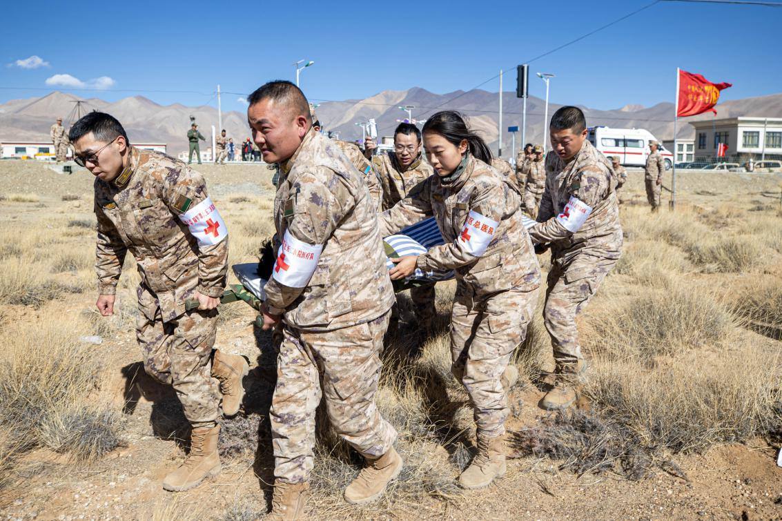 1月9日，日喀則定日縣長(zhǎng)所鄉(xiāng)，西藏軍區(qū)總醫(yī)院醫(yī)療隊(duì)隊(duì)員將受傷村民用擔(dān)架從救護(hù)車準(zhǔn)備抬上直升機(jī)，轉(zhuǎn)運(yùn)至拉薩的西藏軍區(qū)總醫(yī)院救治。人民日?qǐng)?bào)記者張武軍攝