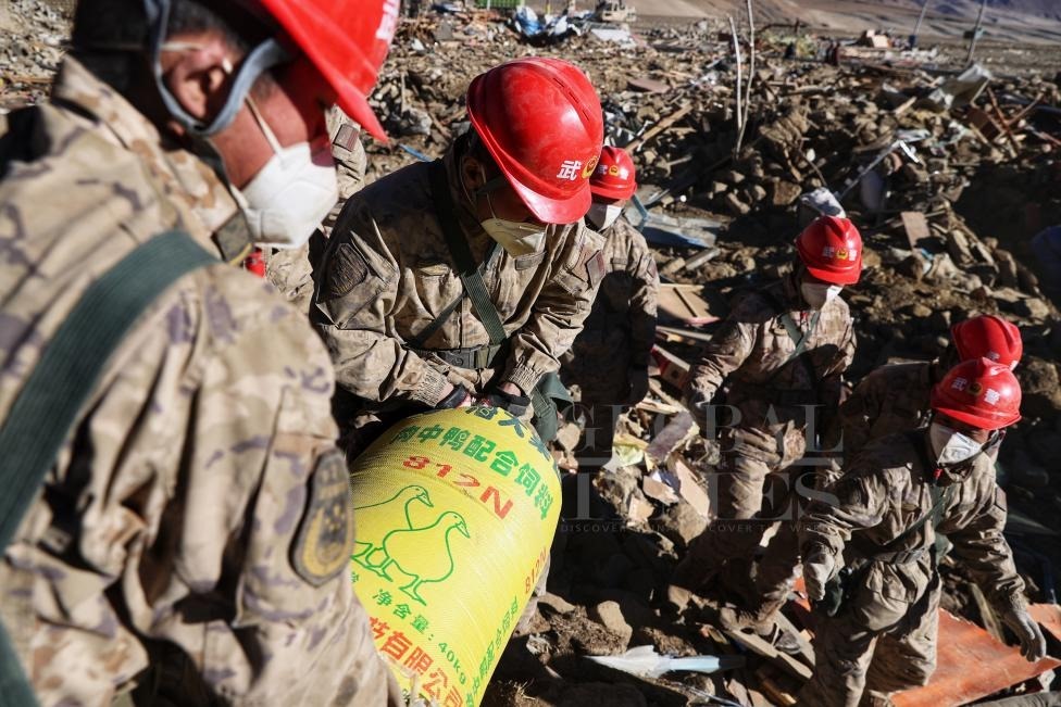 1月10日，定日縣長(zhǎng)所鄉(xiāng)古榮村，武警官兵幫助受災(zāi)群眾整理廢墟，搶救被掩埋的物資。環(huán)球時(shí)報(bào)記者崔萌攝
