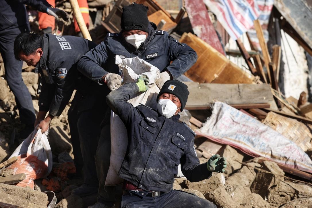 1月9日，定日縣長(zhǎng)所鄉(xiāng)古榮村，日喀則市公安局民警協(xié)助受災(zāi)群眾清理廢墟。 環(huán)球時(shí)報(bào)記者 崔萌攝