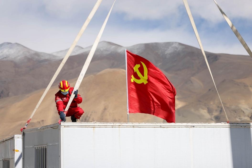 1月13日，定日縣長(zhǎng)所鄉(xiāng)嘎布村安置點(diǎn)，中國(guó)安能三局成都基地支援震區(qū)的黨員突擊隊(duì)隊(duì)員在搭建活動(dòng)板房。人民日?qǐng)?bào)記者張武軍攝