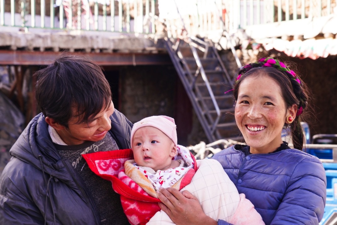 1月11日，在西藏日喀則市人民醫(yī)院，受災(zāi)群眾抱著自己在地震中受傷的孩子康復(fù)出院。人民日?qǐng)?bào)記者徐馭堯攝