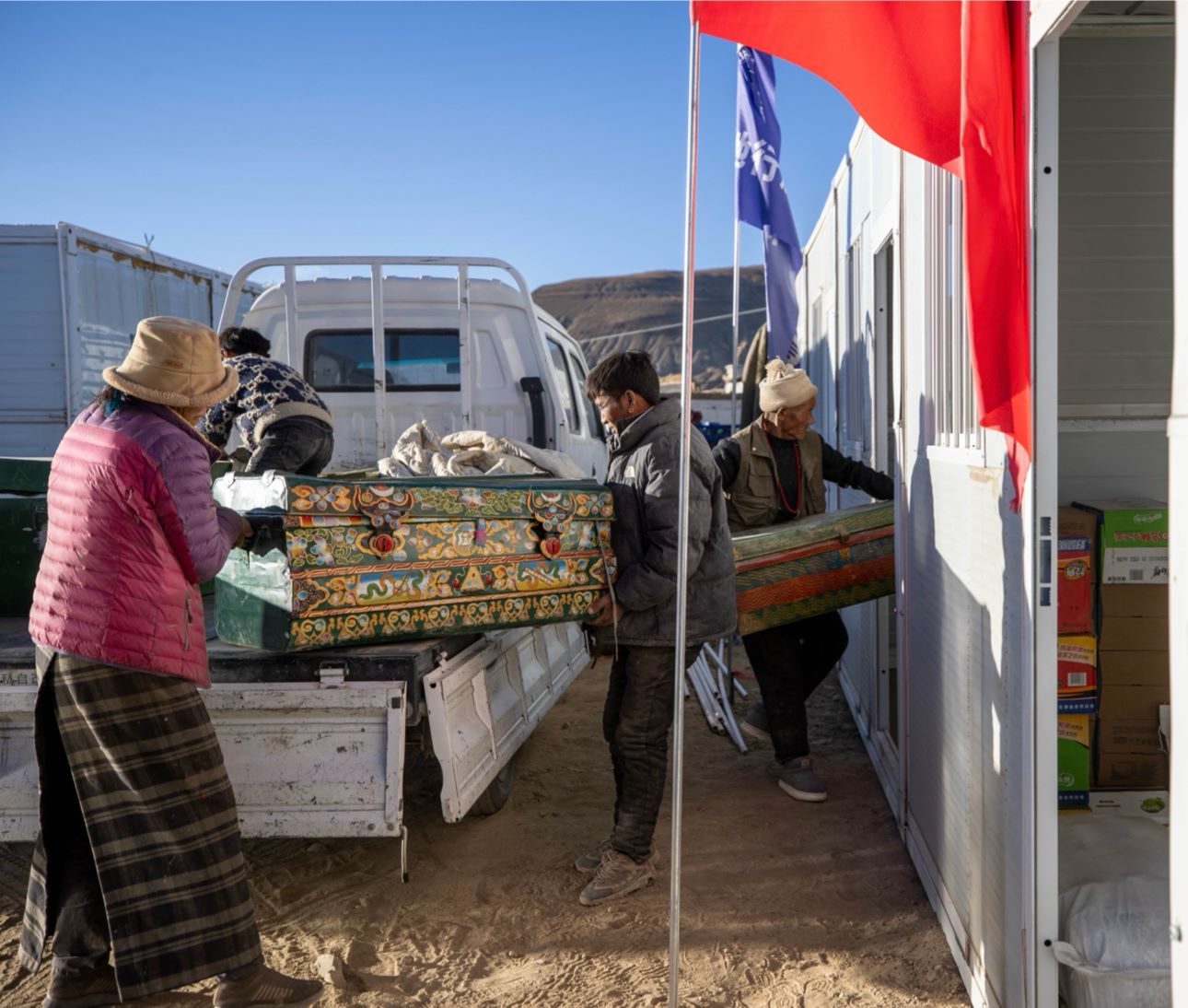 1月11日，西藏定日縣曲洛鄉(xiāng)措昂村，首批入住活動(dòng)板房的村民正在搬運(yùn)物品，為入住做準(zhǔn)備。人民日?qǐng)?bào)記者張武軍攝