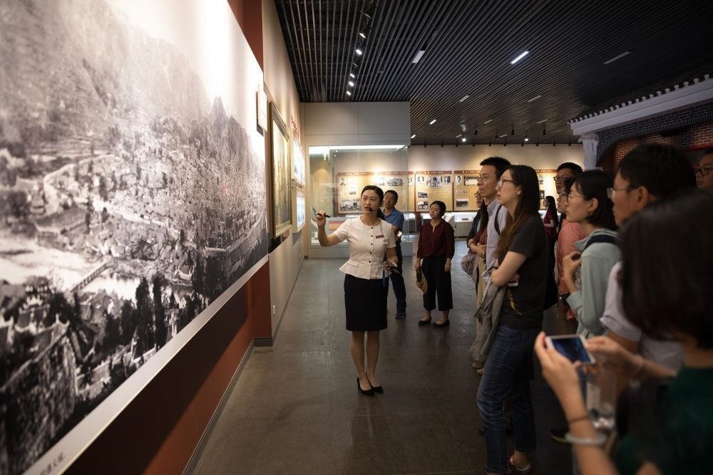 △參觀者在遵義會議紀念館聽取介紹。