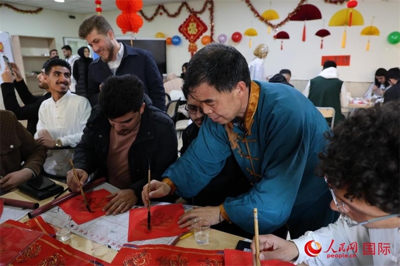 寫福字。人民網(wǎng)伊納斯·易卜拉欣攝