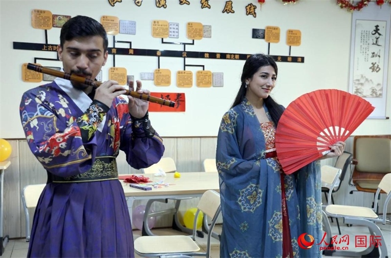 薩拉赫丁大學(xué)中文系學(xué)生們展示才藝。人民網(wǎng)伊納斯·易卜拉欣攝