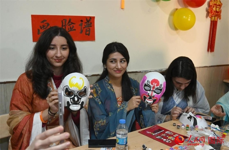 畫臉譜。人民網(wǎng)伊納斯·易卜拉欣攝