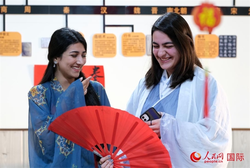 兩名參加活動(dòng)的學(xué)生。人民網(wǎng)伊納斯·易卜拉欣攝