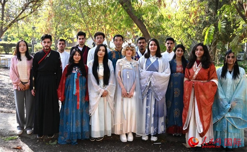 部分參加活動(dòng)的師生合影。人民網(wǎng)伊納斯·易卜拉欣攝