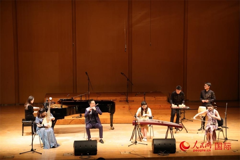 來自云南藝術(shù)學(xué)院的音樂家在演奏《金蛇狂舞》。人民網(wǎng)記者 楊一攝