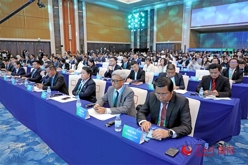 這是1月16日在南寧國際會展中心拍攝的“世界市長對話·南寧”活動現(xiàn)場。人民網(wǎng)記者 趙益普攝