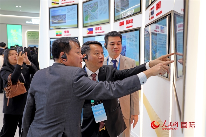 越南參會代表在南寧國際會展中心參觀。人民網(wǎng)記者 趙益普攝