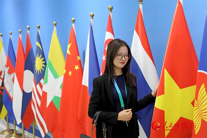 越南芒街市參會代表在南寧國際會展中心參觀。人民網(wǎng)記者 趙益普攝