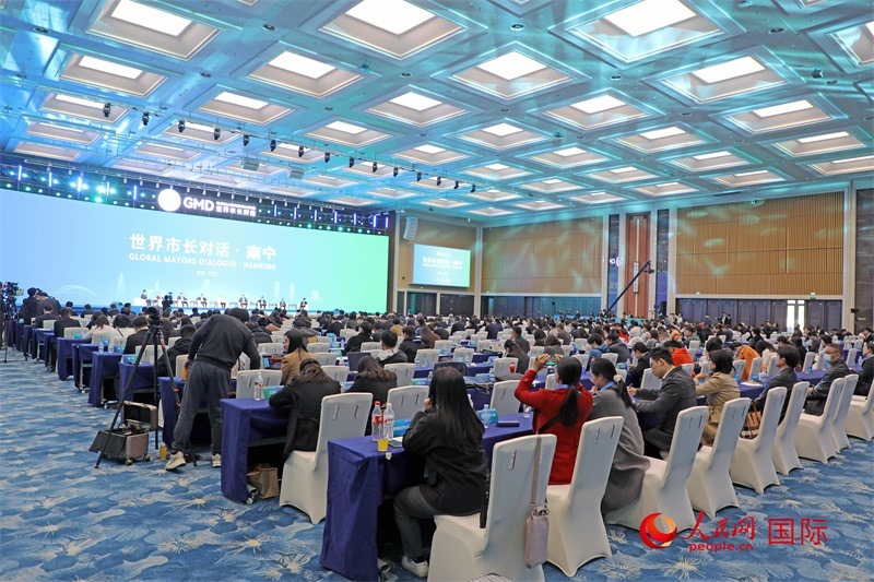 這是1月16日在南寧國際會展中心拍攝的“世界市長對話·南寧”活動現(xiàn)場。人民網(wǎng)記者 趙益普攝