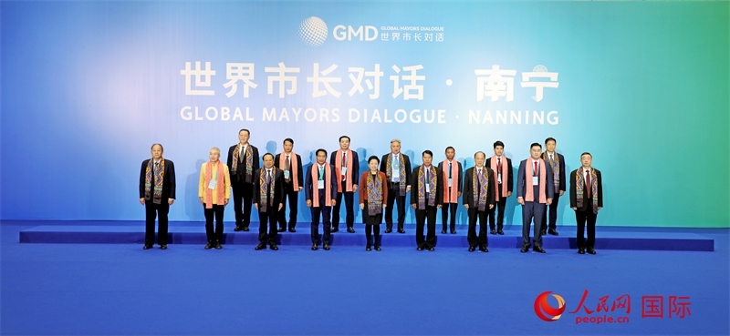 在南寧國際會展中心金桂花廳外，參加活動的中國和東盟國家市長合影留念。人民網(wǎng)記者 趙益普攝