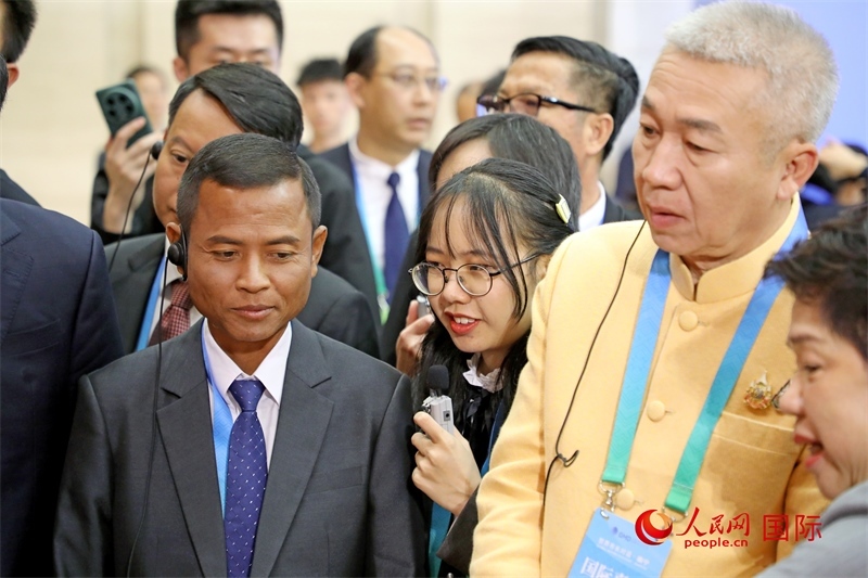 東盟國家市長在觀看、體驗南寧非遺展示。人民網(wǎng)記者 趙益普攝