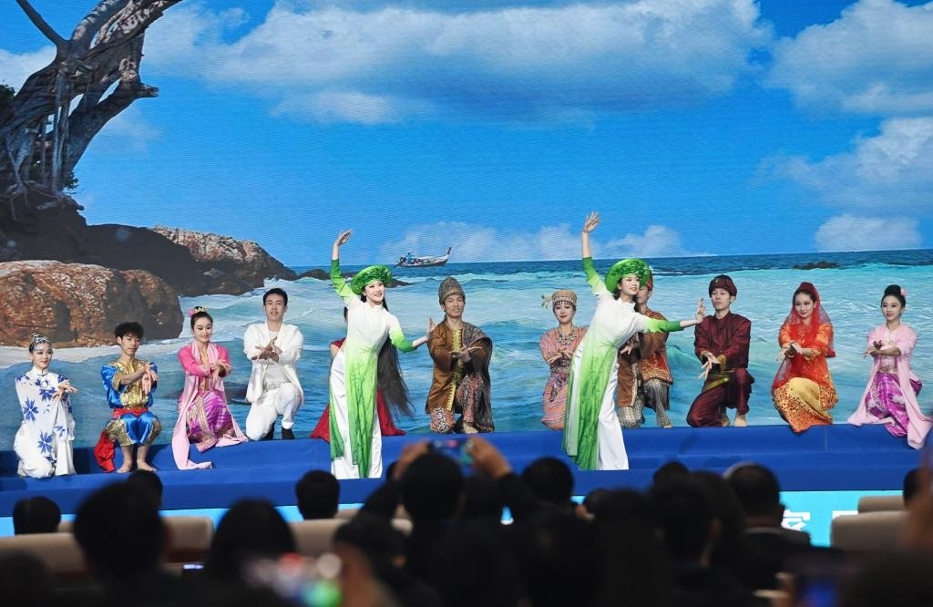 這是1月16日，在南寧國際會展中心，演員在“世界市長對話·南寧”活動間隙表演節(jié)目。新華社記者 陸波岸 攝