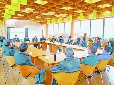 各種形式的民主協(xié)商議事會在余杭區(qū)落地生花。圖為黃湖鎮(zhèn)就共富工坊工作召開未來鄉(xiāng)村議事會。資料圖片