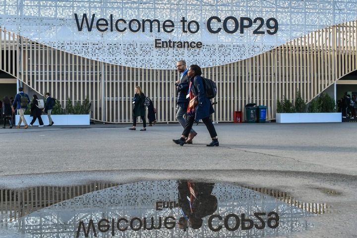 2024年11月15日，在阿塞拜疆首都巴庫，人們經(jīng)過聯(lián)合國氣候變化巴庫大會的會場。新華社記者 曹陽 攝