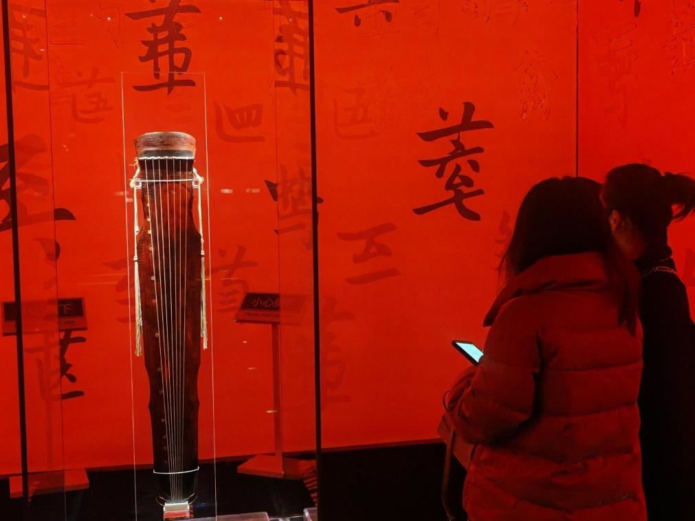 近日，在浙江省博物館之江館區(qū)，故宮博物館收藏的唐“大圣遺音”琴在“‘故宮·茶世界’觀茶——茶文化精品展”展出。新華社記者 馮源 攝