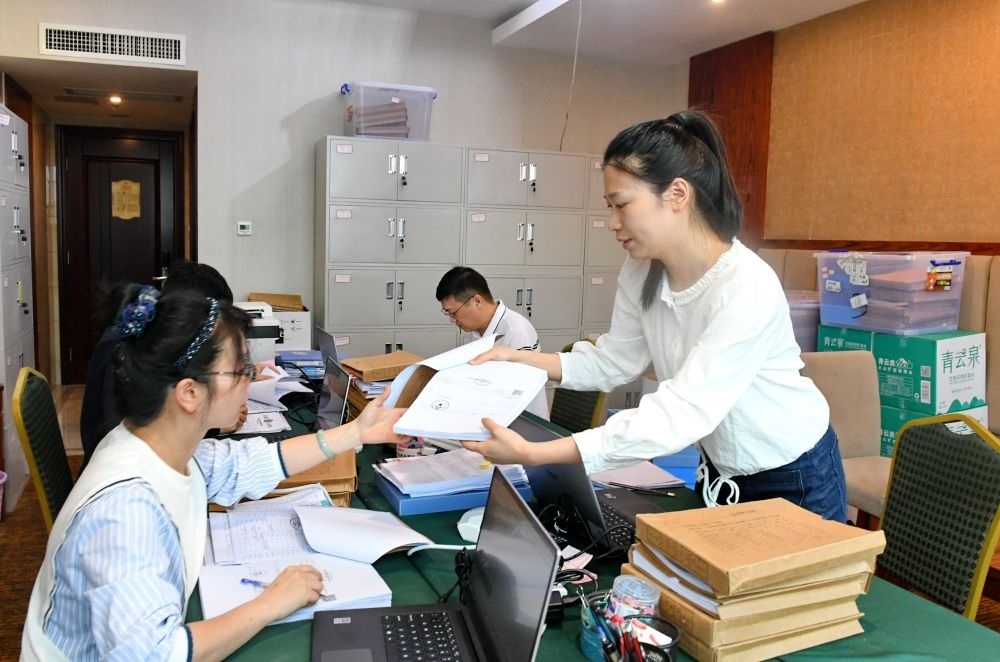 福州市委巡察機構(gòu)對全市法院系統(tǒng)開展提級聯(lián)動交叉巡察。在永泰縣駐地，巡察組工作人員查看財務(wù)憑證（2024年5月21日攝）。新華社記者 林善傳 攝