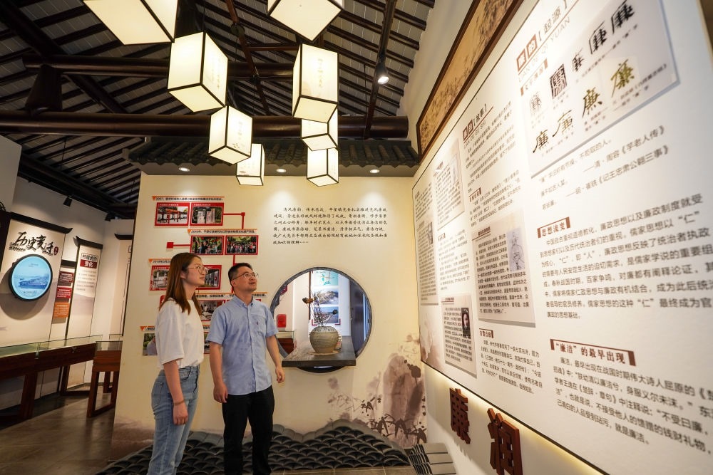 參觀者在蘇州市吳江區(qū)平望鎮(zhèn)廉潔教育基地鶯湖廉園內(nèi)參觀（2024年7月4日攝）。新華社記者 李博 攝