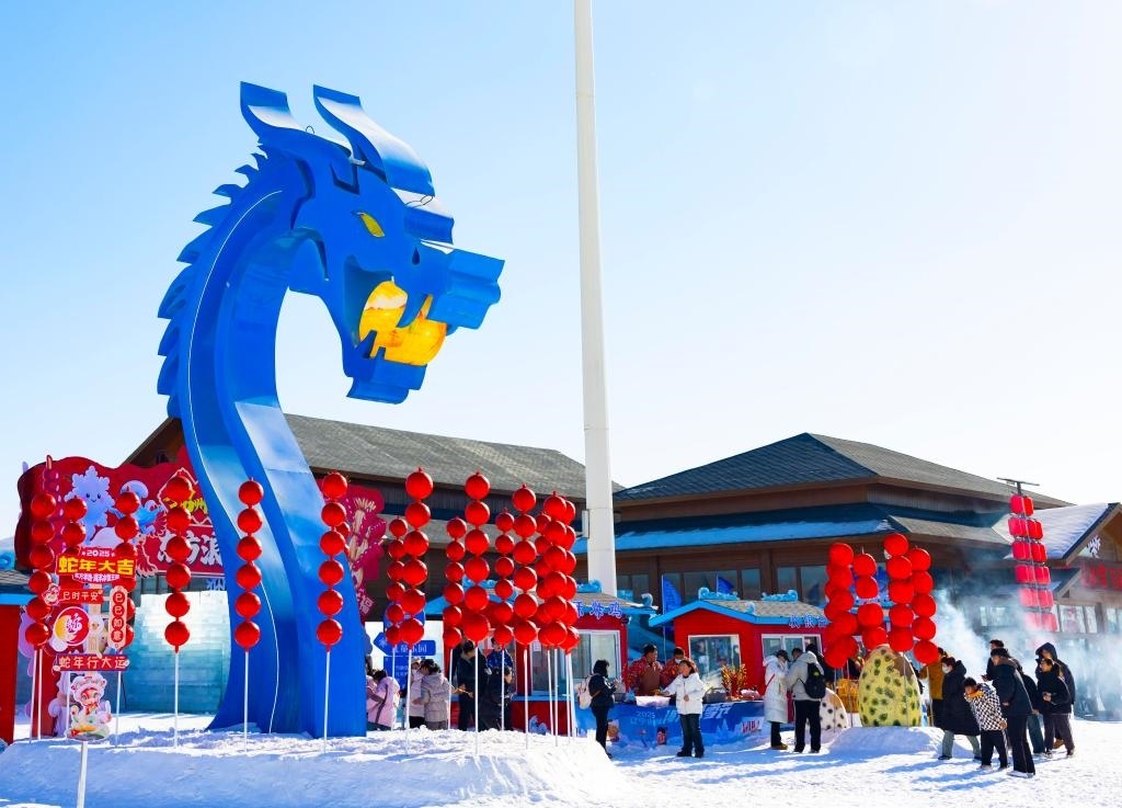 2025年1月，游客在遼寧錦州東方華地城海洋冰雪王國(guó)內(nèi)游覽。新華社發(fā)