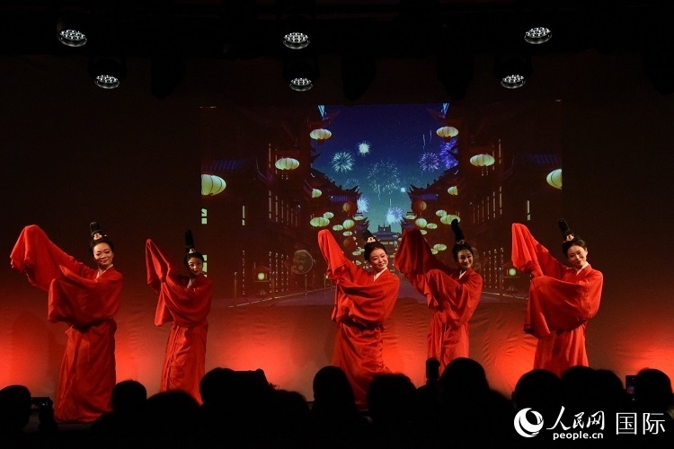 舞蹈《金蛇狂舞》。人民網(wǎng)記者 殷淼攝