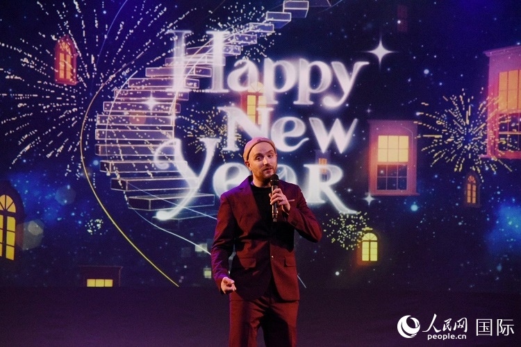 瑞典籍歌手天木演唱歌曲《Happy New Year》。人民網(wǎng)記者 殷淼攝