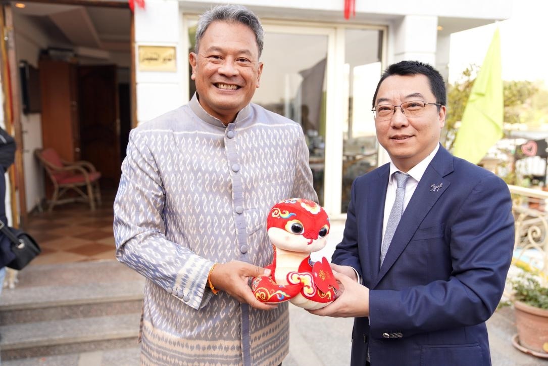 中國(guó)駐埃及使館參贊兼開羅中國(guó)文化中心主任張易向塔納瓦大使贈(zèng)送2025“歡樂(lè)春節(jié)”吉祥蛇。開羅中國(guó)文化中心供圖