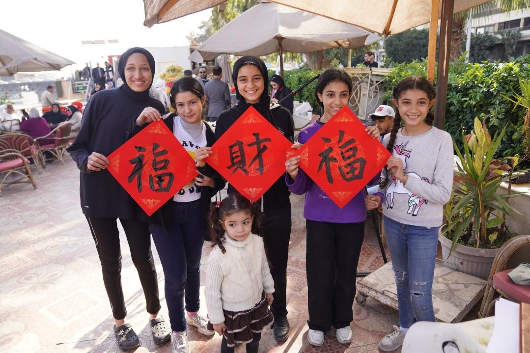 埃及民眾參與中國(guó)文化體驗(yàn)活動(dòng)。開羅中國(guó)文化中心供圖