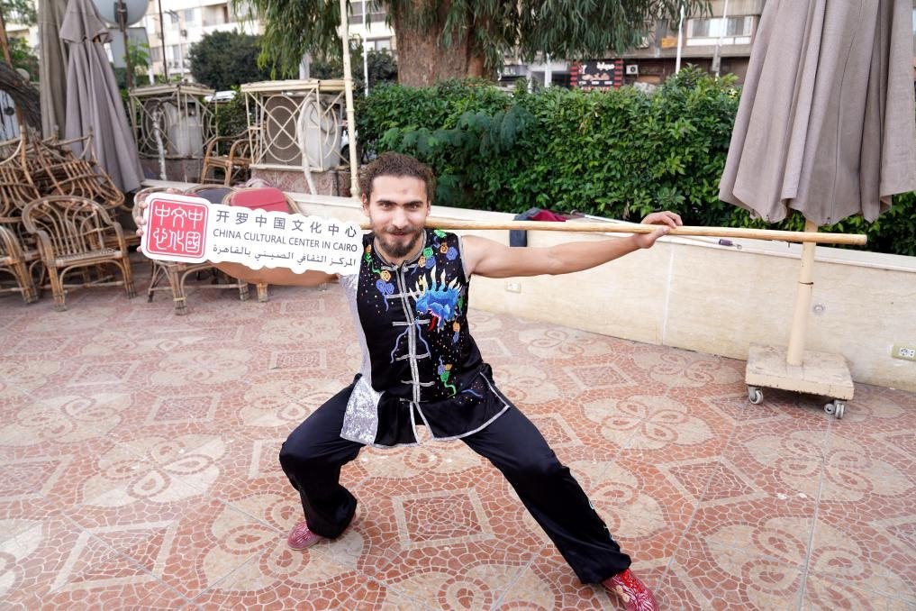 埃及民眾參與中國(guó)文化體驗(yàn)活動(dòng)。開羅中國(guó)文化中心供圖