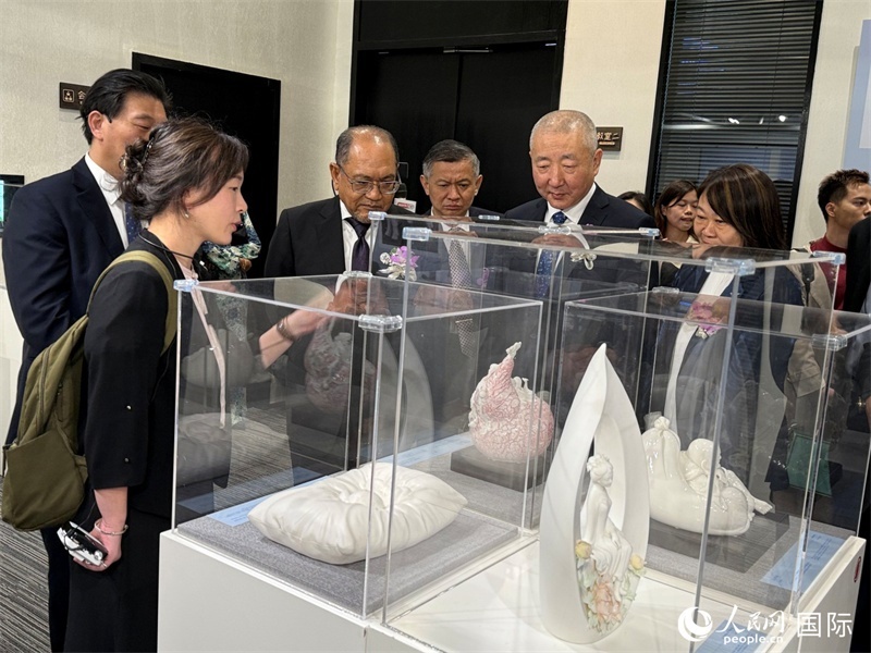 嘉賓在參觀展覽。 人民網記者 章念生攝