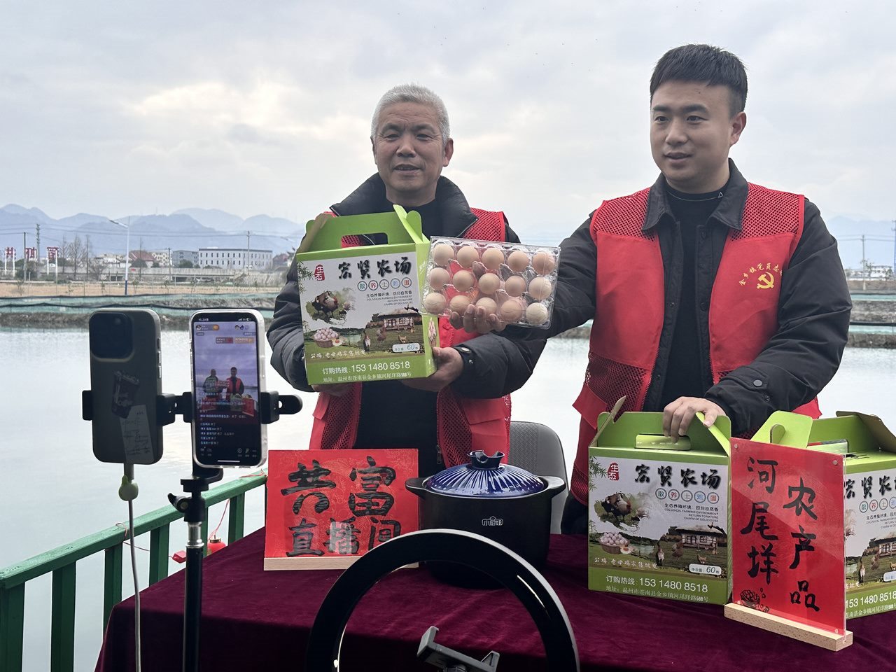 在蒼南金鄉(xiāng)鎮(zhèn)，永興、半浹連、河尾垟?shù)犬?dāng)年受災(zāi)的臨近村落，正連片建設(shè)美麗江南水鄉(xiāng)新景。圖為河尾垟村設(shè)在河邊的“共富直播間”。金鄉(xiāng)鎮(zhèn) 供圖