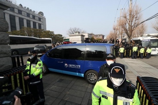  1月21日，尹錫悅乘坐的車輛進(jìn)入韓國首爾的憲法法院。新華社記者姚琪琳攝