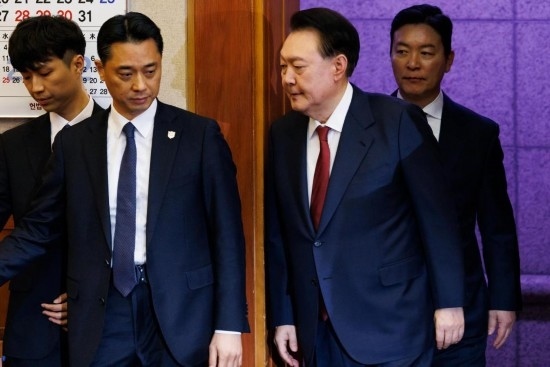  1月23日，尹錫悅（右二）在韓國首爾憲法法院出席總統(tǒng)彈劾案庭審。新華社發(fā)（Pool圖片，曹城凖攝）