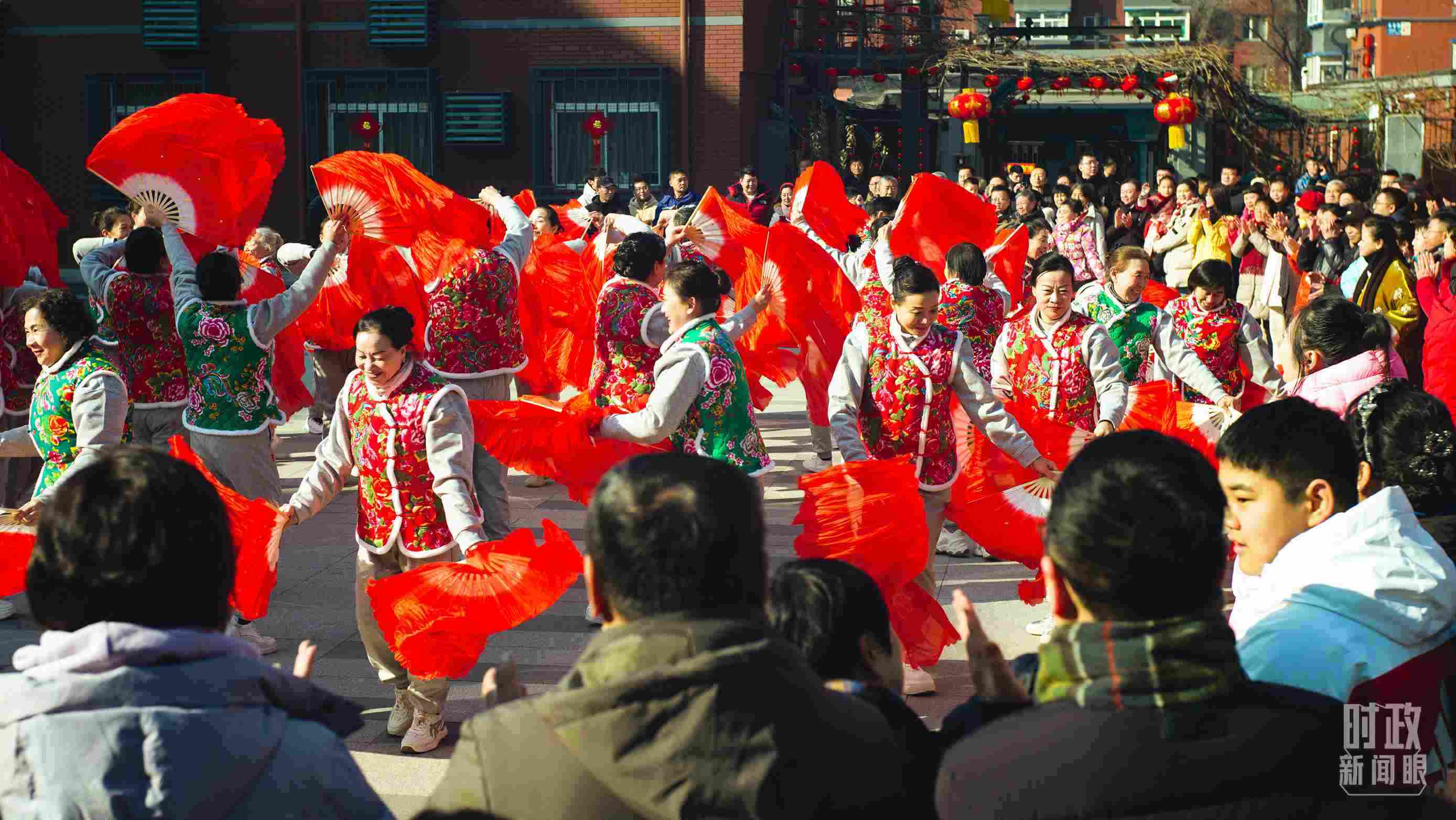 長(zhǎng)安小區(qū)文化廣場(chǎng)上，居民們扭起歡快的秧歌。（總臺(tái)央視記者彭漢明拍攝）