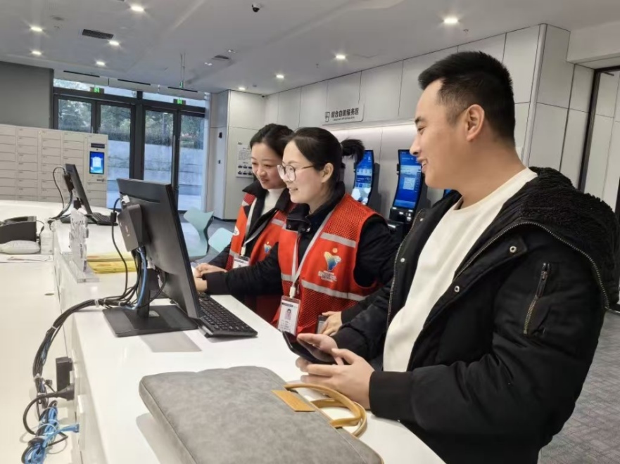 工作人員幫助企業(yè)辦理遷移申請(qǐng)網(wǎng)上填報(bào)。圖片來(lái)源：浙江衢州市市場(chǎng)監(jiān)督管理局