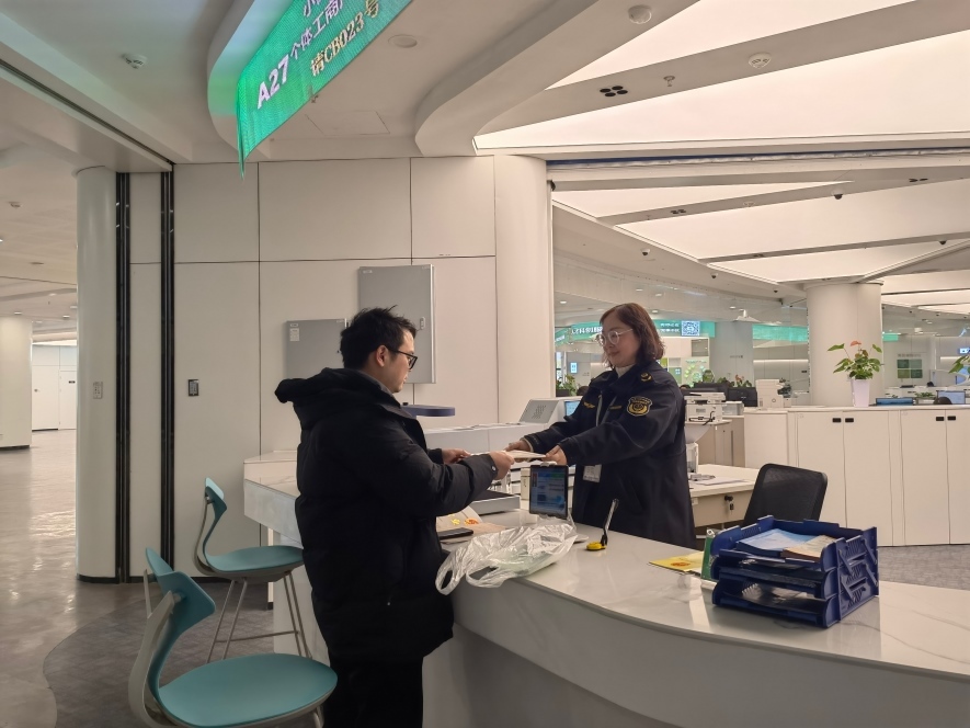 企業(yè)在出證窗口“一站式”領(lǐng)取變更后的營(yíng)業(yè)執(zhí)照。圖片來(lái)源：浙江衢州市市場(chǎng)監(jiān)督管理局