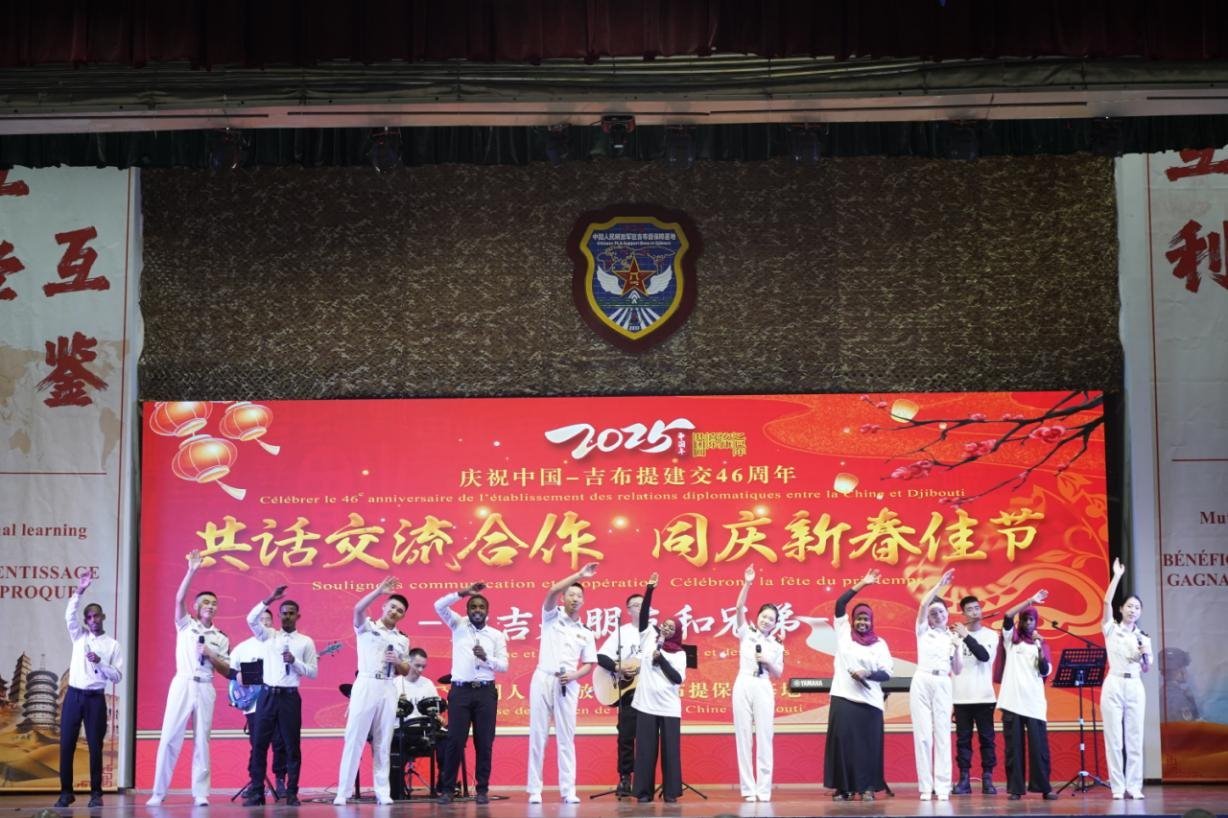 中吉兩國嘉賓合唱《友誼地久天長》。主辦方供圖