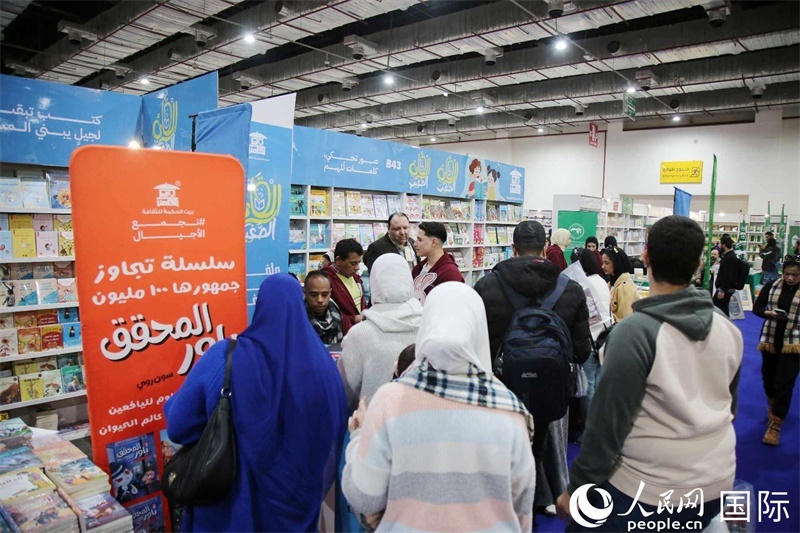 觀眾參觀書展展臺。人民網(wǎng)記者 黃培昭攝